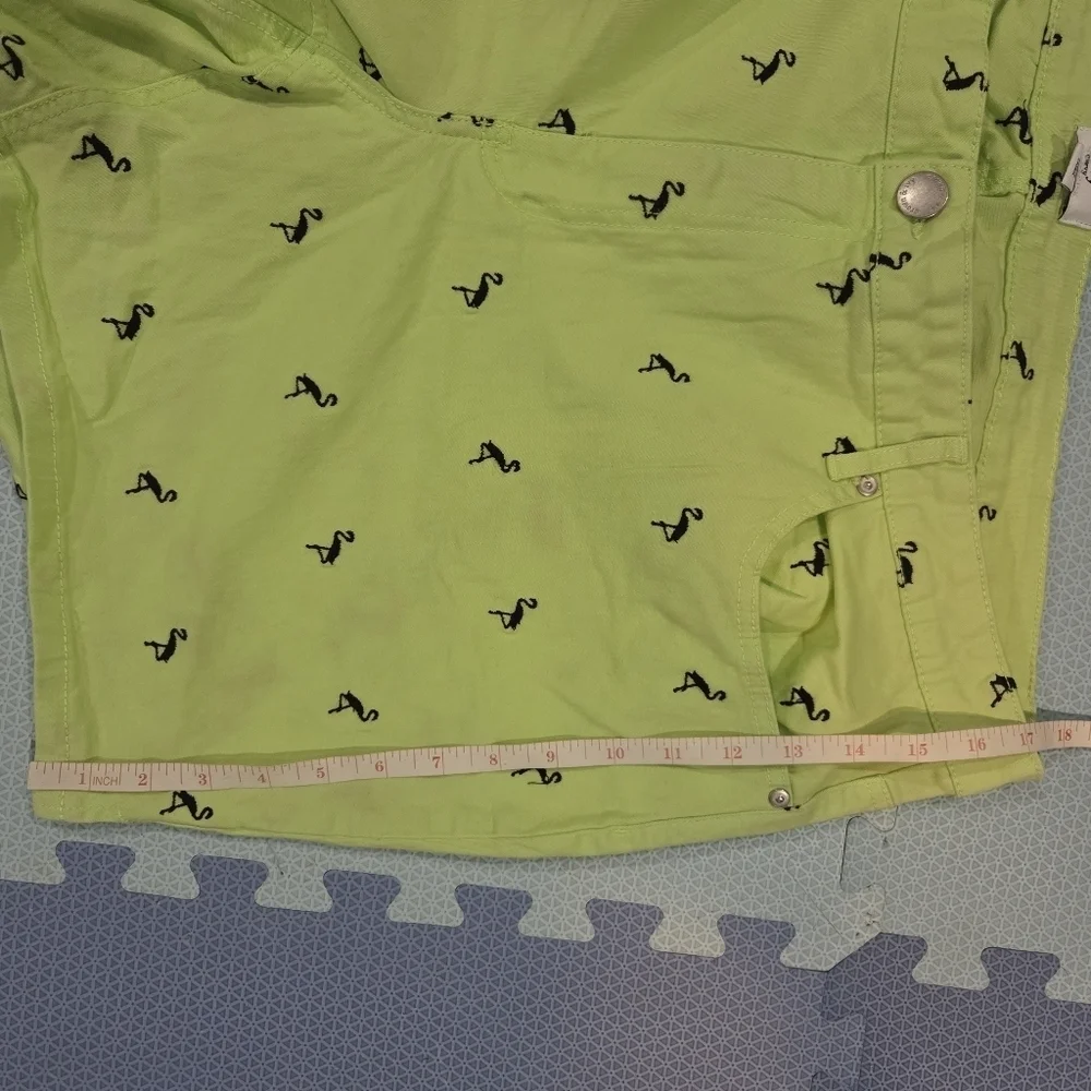 Crown & Ivy Women's Green Flamingo Print Shorts Size 24W - Picture 8 of 10